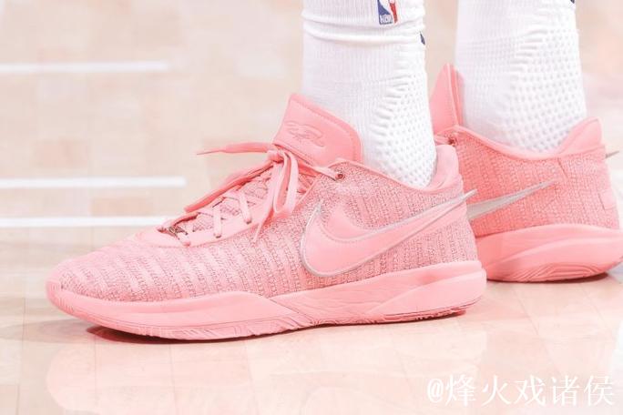 篮板嗅觉敏锐！马尔卡宁穿着粉色Lebron20，得到33分16篮板